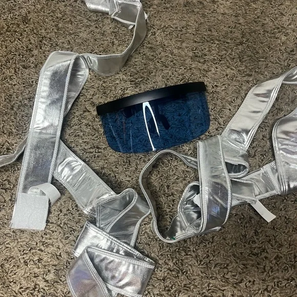 Forplay White and Silver Futuristic Women's costume - Picture 5 of 14